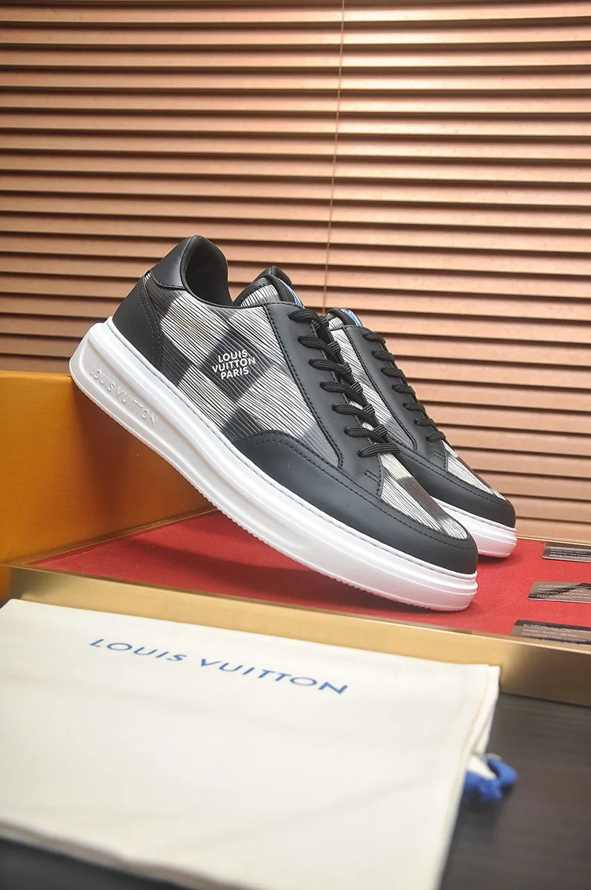 Men's men's shoes 💰640💶Original development, quality shipping, welcome to compare - LV sneaker series sports shoes introduce the loose silhouette of the ready-to-wear series into the spring and summer men's wear shows and make an eye-catching appearance. The cow leather upper is combined with rough fabric laces, and colorful beading highlights the brand's classic elements. LV letters mark the tongue and Monogram floral outsole. Mixed materials Made of top-grain cowhide, thick shoelace design, large Monogram print on the side, mesh lining and cotton feet, the comfort is as extreme as ever, premium heritage, quality first, worth owning! Size: Men’s 38-45 (45 is custom-made and cannot be returned or exchanged)